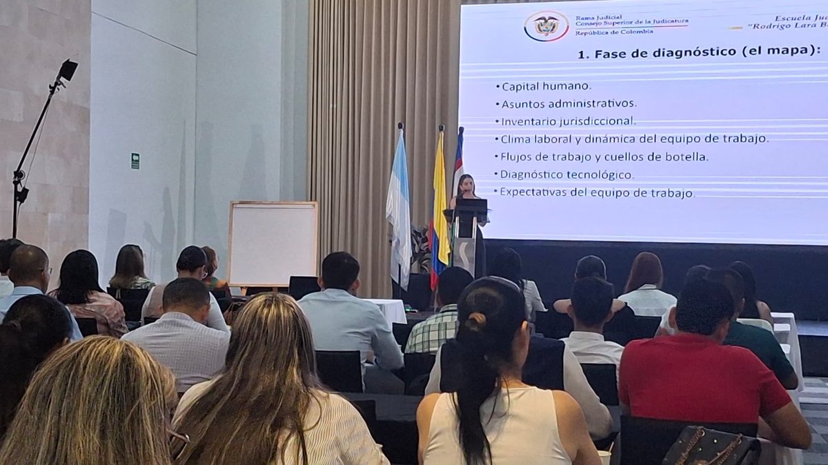 ✨ Comienza la jornada académica del segundo día del Conversatorio Nacional.

🗣️La dra. Diana Fernanda Candamil, Juez Doce Civil Municipal de Manizales y Juez Coordinadora del Centro de Servicios para los Juzgados Civiles y de Familia de Manizales, comparte su experiencia y