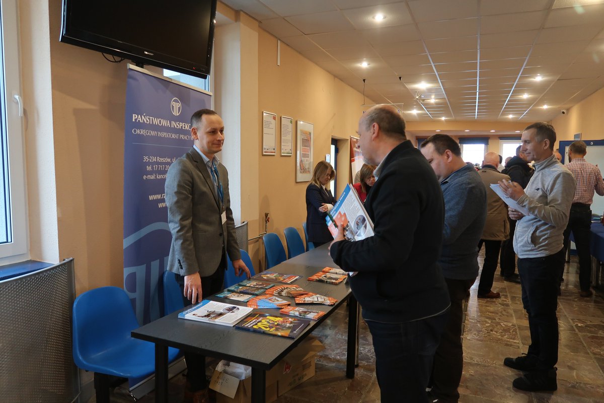 OIPRzeszow's tweet image. 📌 Dzisiaj wzięliśmy udział w Podkarpackiej Konferencji BHP. 
Rozmawiano  o:
☑️ergonomii,
☑️zagrożeniach w pracy,
☑️pierwszej pomocy,
☑️organizacji pracy zdalnej.
Przedstawiciel @OIPRzeszow  wygłosił wykład pt. „Organizacja bezpiecznej pracy w biurze”.
#BHP #PIP #Konferencja