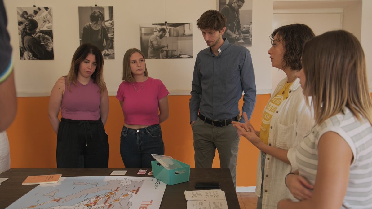 🎬#Docuserie | "Scintille", terza puntata - #Scalabriniani
🕠Oggi #29novembre ore 17.30 su #TV2000 
📺 Canale 28 | 📡 157 Sky  | 📲 App #Play2000 
<a href="/scalabriniani/">Scalabriniani</a> <a href="/PressScalabrini/">Scalabrini Press</a> <a href="/UCSCEI/">@CEI</a>  #Scalabrini
📌In questa puntata il giovane sacerdote Gianluca Chemini incontra alcune