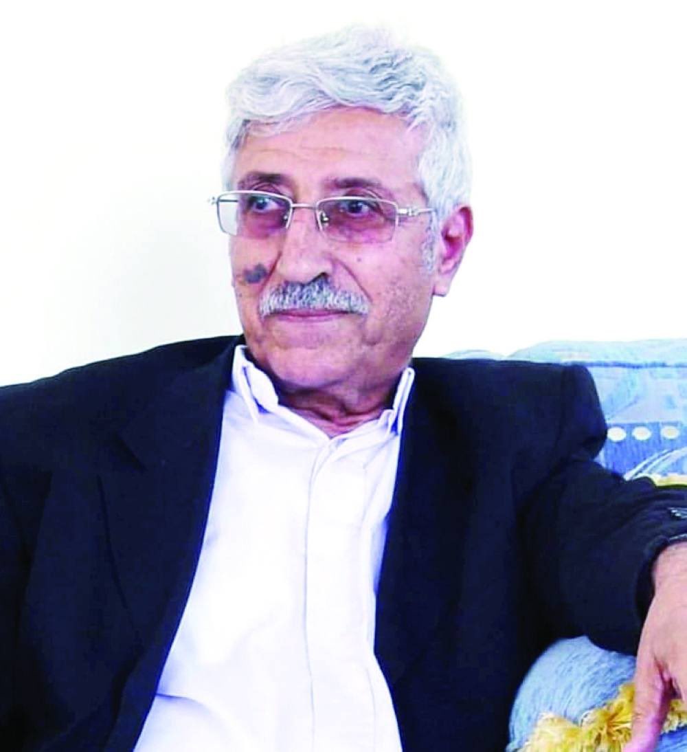 إلى شاعر البلاد وضميرها في ذكرى رحيله 

"تأملات شعرية"

 صوته الفردوس في طياته تودع الأبدية أسرارها؛
 صوته المهرجان وجغرافيا الليل ودوران الفصول؛
صوته فرس من حرير يلامس جهازك العصبي، 
يبصر الأشياء، 
وينبت الضياء في الأعماق..

#المقالح
#اليمن