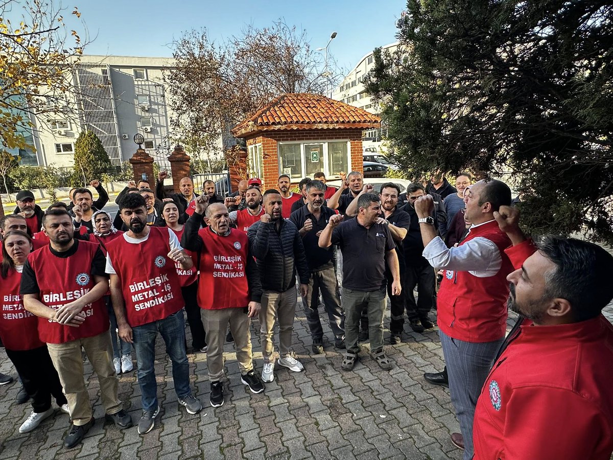 BirlesikMetal's tweet image. 🔴BOETTCHER MATBAA MALZEMELERİNDE
#GREV KARARI

📌İstanbul 1 Nolu Şubemize bağlı Boettcher Matbaa Malzemeleri işyerinde, toplu sözleşme görüşmelerinde anlaşma sağlanamaması üzerine üyelerimiz, temsilcilerimiz ve şube yöneticilerimiz, grev kararını bugün işyeri kapısına asarak