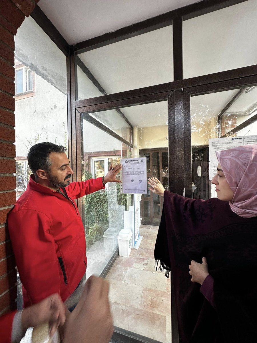 BirlesikMetal's tweet image. 🔴BOETTCHER MATBAA MALZEMELERİNDE
#GREV KARARI

📌İstanbul 1 Nolu Şubemize bağlı Boettcher Matbaa Malzemeleri işyerinde, toplu sözleşme görüşmelerinde anlaşma sağlanamaması üzerine üyelerimiz, temsilcilerimiz ve şube yöneticilerimiz, grev kararını bugün işyeri kapısına asarak
