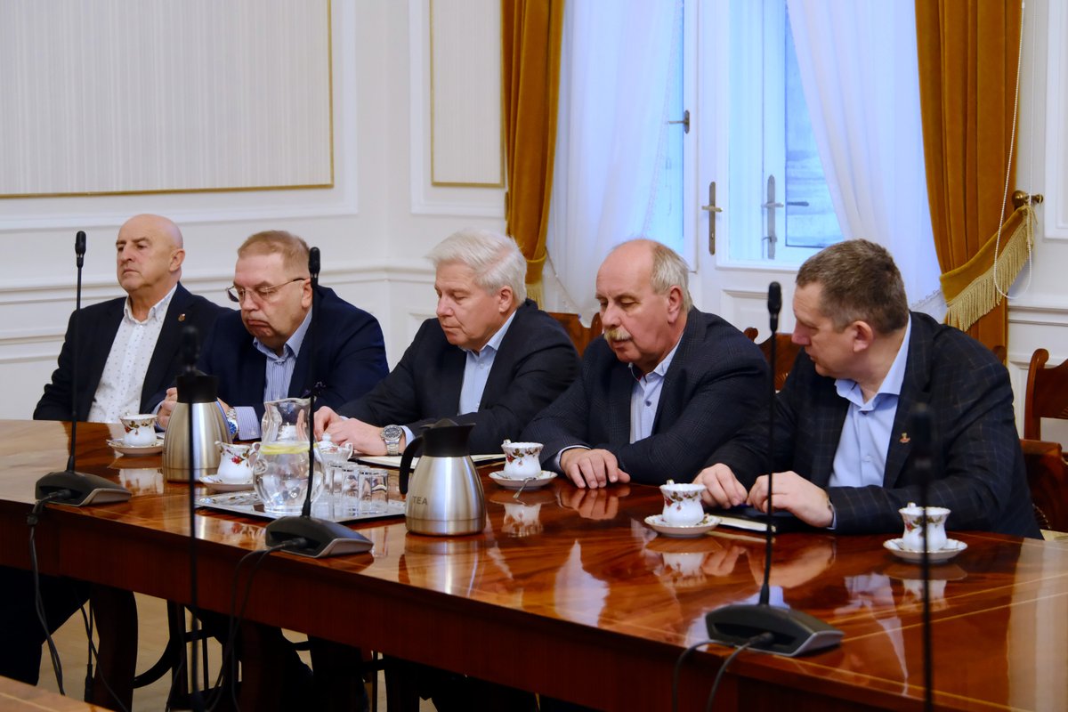 🔵  W Małopolskim Urzędzie Wojewódzkim w Krakowie odbyło się dziś spotkanie przedstawicieli spółki ArcelorMittal Poland S.A. z II wicewojewodą małopolskim Ryszardem Śmiałkiem. Rozmowy dotyczyły aktualnej sytuacji w branży hutniczej.

➡ malopolska.uw.gov.pl/PressArticlePa…