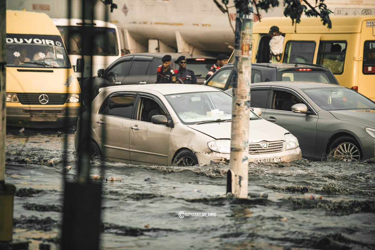 cojena_rdc's tweet photo. Kinshasa vit dans l’insalubrité, l’insécurité, les inondations… dans la désorganisation de la ville comme s’il n’existait aucune autorité politico administrative. Une démission totale des responsables dirigeants…
Cette ville mérite mieux! Une politique efficace et adaptée pour la revêtir de sa robe d’antan, Kinshasa la belle.
@actualitecd  @wembi_steve @actu30tv