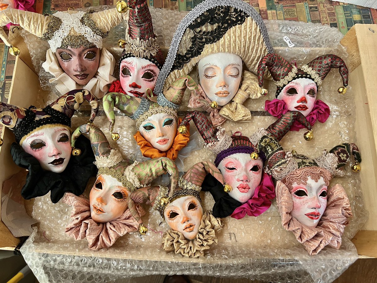 mariedera's tweet image. 🎪今週末のドルパに参加します🎭
各種サイズのドール用マスケラ、トルソ、日傘、ミニチュア家具などを展示販売いたします
当日は現金とPaypal(+6%)決済のみ可能で
卓上にあるドール以外は全て販売可能ですのでお気軽にお声がけください
楽しい1日となりますように❣️
#ドルパ54
#ドルパ_ディーラー