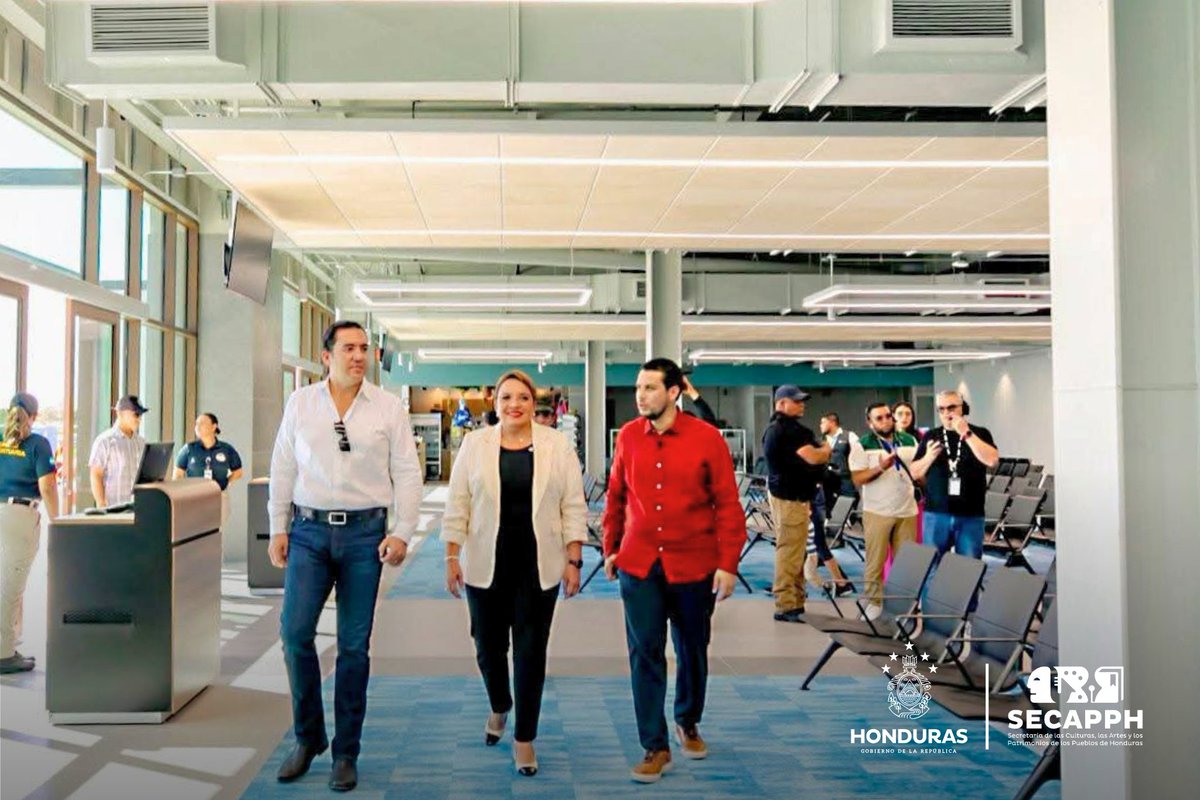 SECAPPH's tweet image. #SECAPPH🇭🇳 ¡Honduras se transforma desde el cielo! ✈️

​La Presidenta Xiomara Castro De Zelaya supervisó hoy la modernización histórica del Aeropuerto Internacional de Roatán &quot;Juan Manuel Gálvez&quot;.

​Gracias a la Refundación, Roatán se convierte en una puerta de Honduras para el…