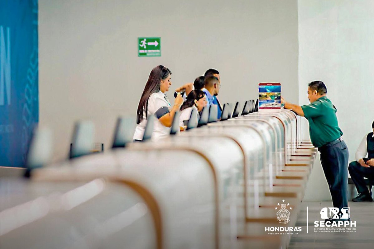 SECAPPH's tweet image. #SECAPPH🇭🇳 ¡Honduras se transforma desde el cielo! ✈️

​La Presidenta Xiomara Castro De Zelaya supervisó hoy la modernización histórica del Aeropuerto Internacional de Roatán &quot;Juan Manuel Gálvez&quot;.

​Gracias a la Refundación, Roatán se convierte en una puerta de Honduras para el…