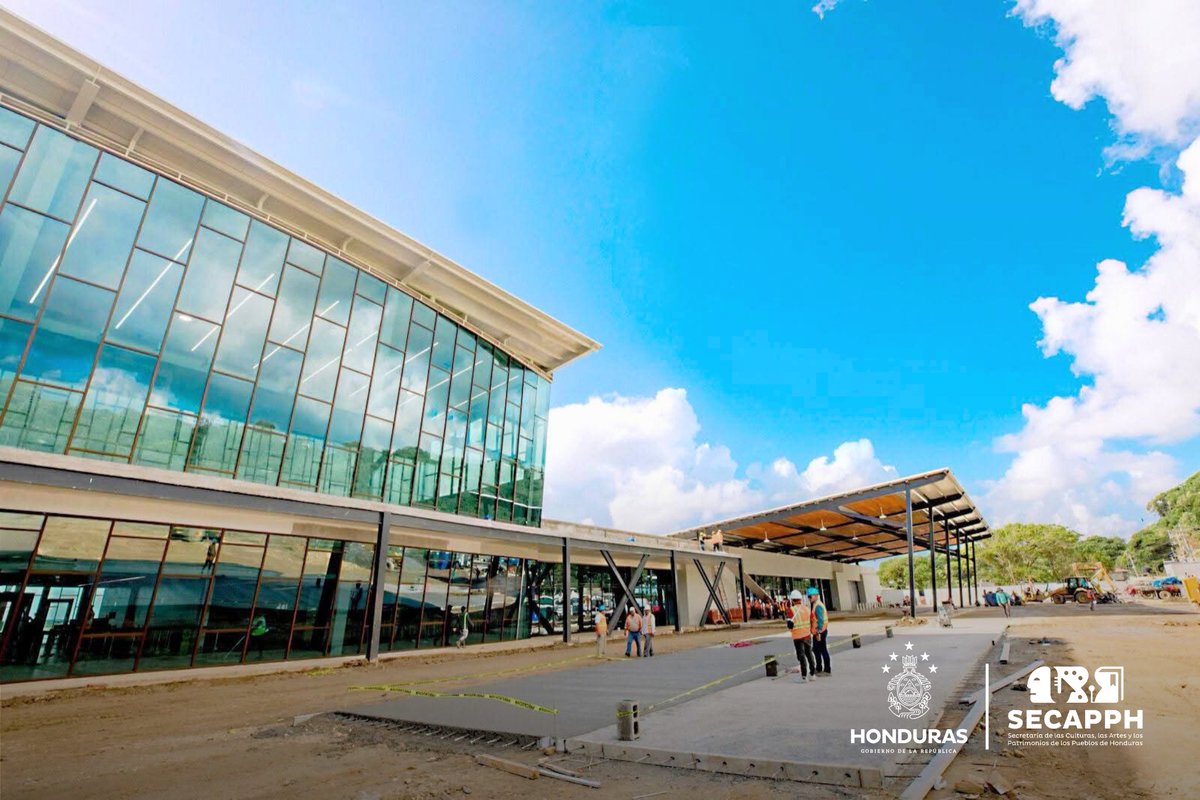SECAPPH's tweet image. #SECAPPH🇭🇳 ¡Honduras se transforma desde el cielo! ✈️

​La Presidenta Xiomara Castro De Zelaya supervisó hoy la modernización histórica del Aeropuerto Internacional de Roatán &quot;Juan Manuel Gálvez&quot;.

​Gracias a la Refundación, Roatán se convierte en una puerta de Honduras para el…