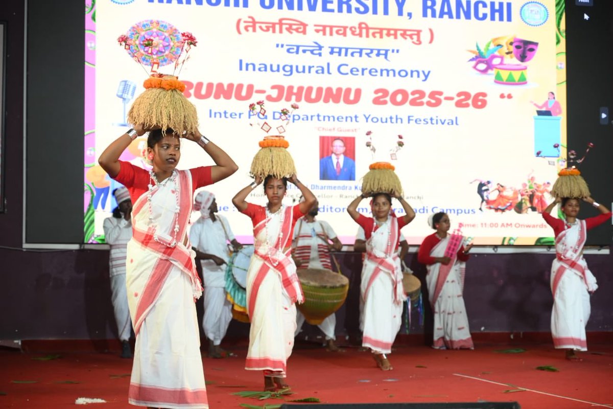 रांची विश्वविद्यालय के आर्यभट्ट सभागार में  आज 28 नवंबर को दो दिवसीय इंटर कालेज युवा महोत्सव 2025-26 रूनु-झुनू का शुभारंभ हुआ। उद्घाटन समारोह में सबसे पहले रांची विश्‍वविद्यालय के वरीय पदाधिकारियों ने द्वीप प्रज्‍जवलन किया उसके बाद राष्‍ट्रगान एवं कुलगीत की प्रस्‍तुति दी गयी।