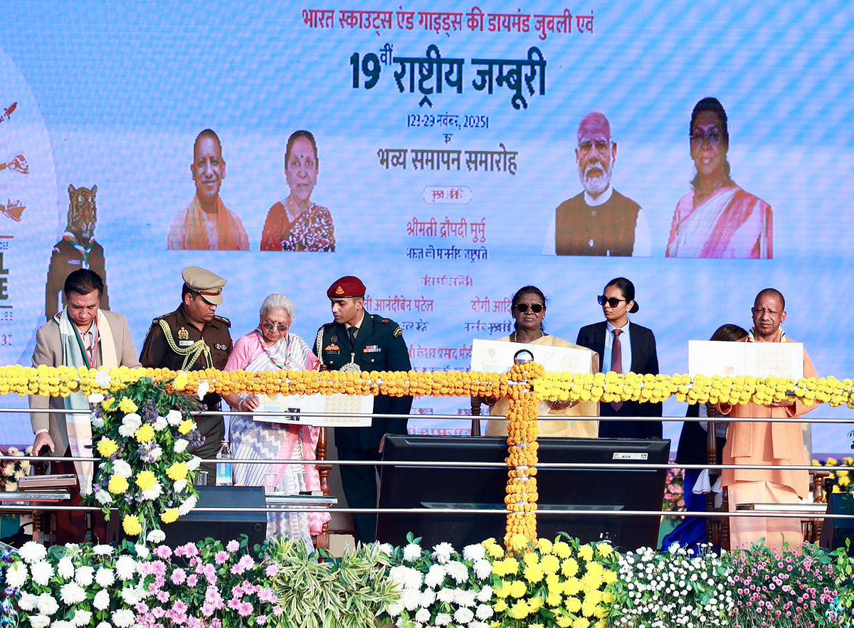 CMOfficeUP's tweet image. #UPCM @myogiadityanath जी ने आज भारत स्काउट्स एंड गाइड्स के डायमंड जुबली समारोह तथा 19वीं राष्ट्रीय जम्बूरी के भव्य समापन समारोह में मा. राष्ट्रपति श्रीमती द्रौपदी मुर्मु जी, उत्तर प्रदेश की मा. राज्यपाल श्रीमती आनंदीबेन पटेल जी की गरिमामयी उपस्थिति में एवं मिजोरम के माननीय…