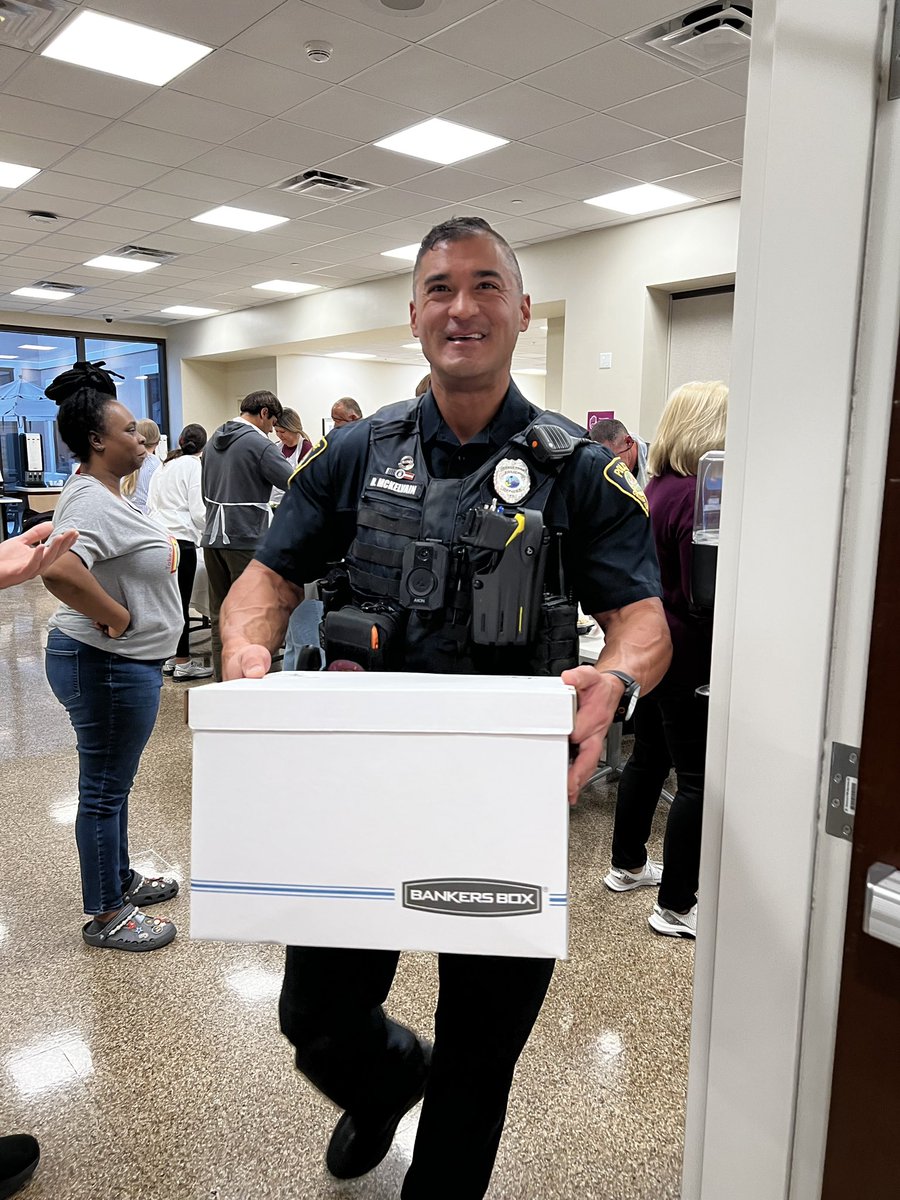 Yesterday,members of Green Cove Springs PD and our agency got to help the folks at Ascension St.Vincent’s Clay prepare Thanksgiving meals for families in need. Afterward, Ofc. Chalker and Ofc. McKelvain delivered the meals to several families just in time for Thanksgiving dinner!