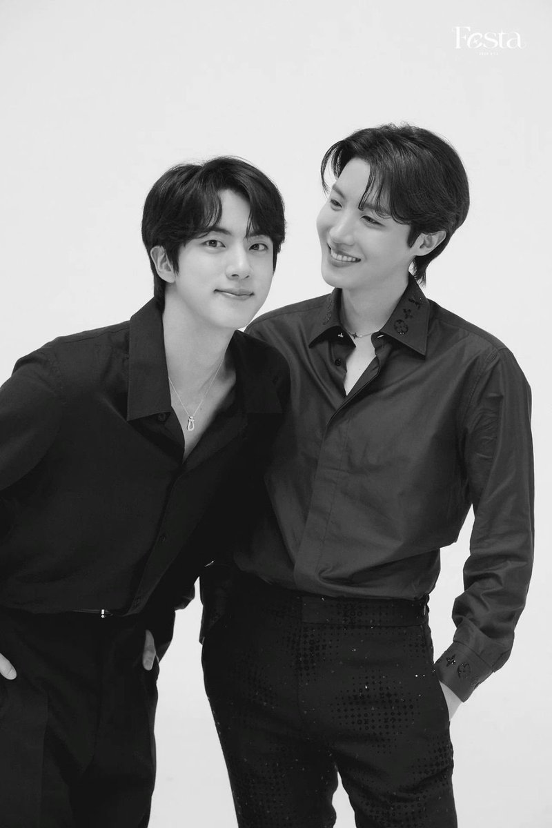 تبریک به توسوک نازم ریپ و ریت کنید آمی💜

CONGRATULATIONS JIN 
#2025MAMA
CONGRATULATIONS J-HOPE