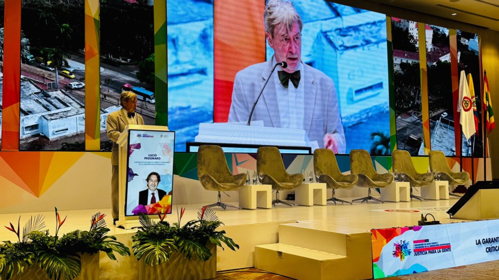 🏛️📚 Con la intervención del doctor Lucio Pegoraro, profesor de Derecho Público Comparado en la Universidad de Salamanca, comienza el segundo día del I Encuentro de Altas Cortes y V Encuentro de la Jurisdicción Disciplinaria en Barranquilla. ⚖️

🎥 Sigue la transmisión ➡️