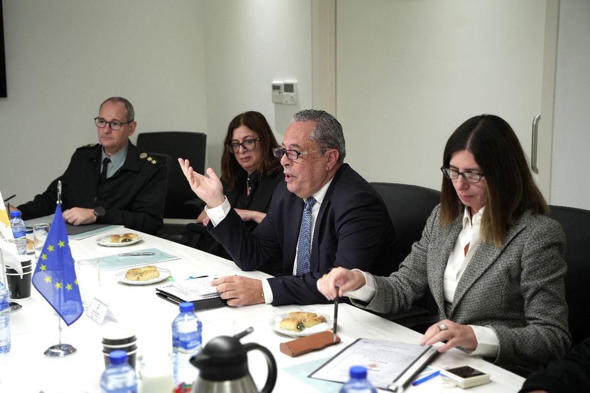 Ο Υπουργός Άμυνας <a href="/PalmasVasilis/">Vasilis Palmas</a> συναντήθηκε σήμερα με τη Γενική Γραμματέα της Ευρωπαϊκής Επιτροπής <a href="/EU_Commission/">European Commission</a> Ilze Johansone, στο πλαίσιο της επίσκεψης που πραγματοποιεί στην Κύπρο. 
Συζήτησαν ένα ευρύ φάσμα θεμάτων, μεταξύ άλλων τις αμυντικές πρωτοβουλίες της ΕΕ, τη