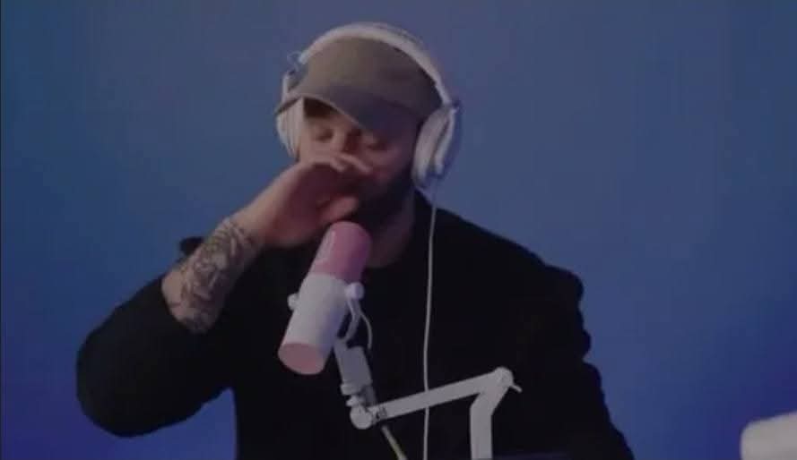 #BREAKING!!

Tim Hofman <a href="/debroervanroos/">Tim Hofman</a> wist niet dat de camera aanstond en neemt snuifje!!

#busted #betrapt

<a href="/volkskrant/">de Volkskrant</a> <a href="/nrc/">NRC</a> <a href="/ADnl/">AD.nl</a> <a href="/boos/">#BOOS</a> <a href="/telegraaf/">De Telegraaf</a> <a href="/LavieJanRoos/">Jan Roos - woordkunstenaar</a> <a href="/StennisDennis/">Dennis Schouten</a> <a href="/PubliekeOmroep/">NPO Start</a>