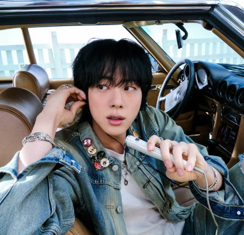 AboutMusicYT's tweet image. Jin and J-Hope both win the Fans Choice award at the 2025 MAMA.