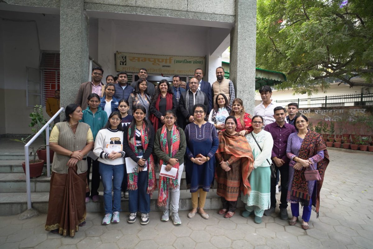 Gupta_vijender's tweet image. रोहिणी सेक्टर-9 में संपूर्णा सामाजिक संस्था द्वारा आयोजित &quot;स्वयंसिद्धा कार्यशाला&quot; कार्यक्रम में शामिल हुआ।

इस कार्यशाला का उद्देश्य महिलाओं और बालिकाओं को सशक्त बनाना, उन्हें आत्मनिर्भरता की दिशा में प्रेरित करना और सामाजिक व आर्थिक रूप से मजबूत बनाने के लिए आवश्यक कौशल प्रदान…