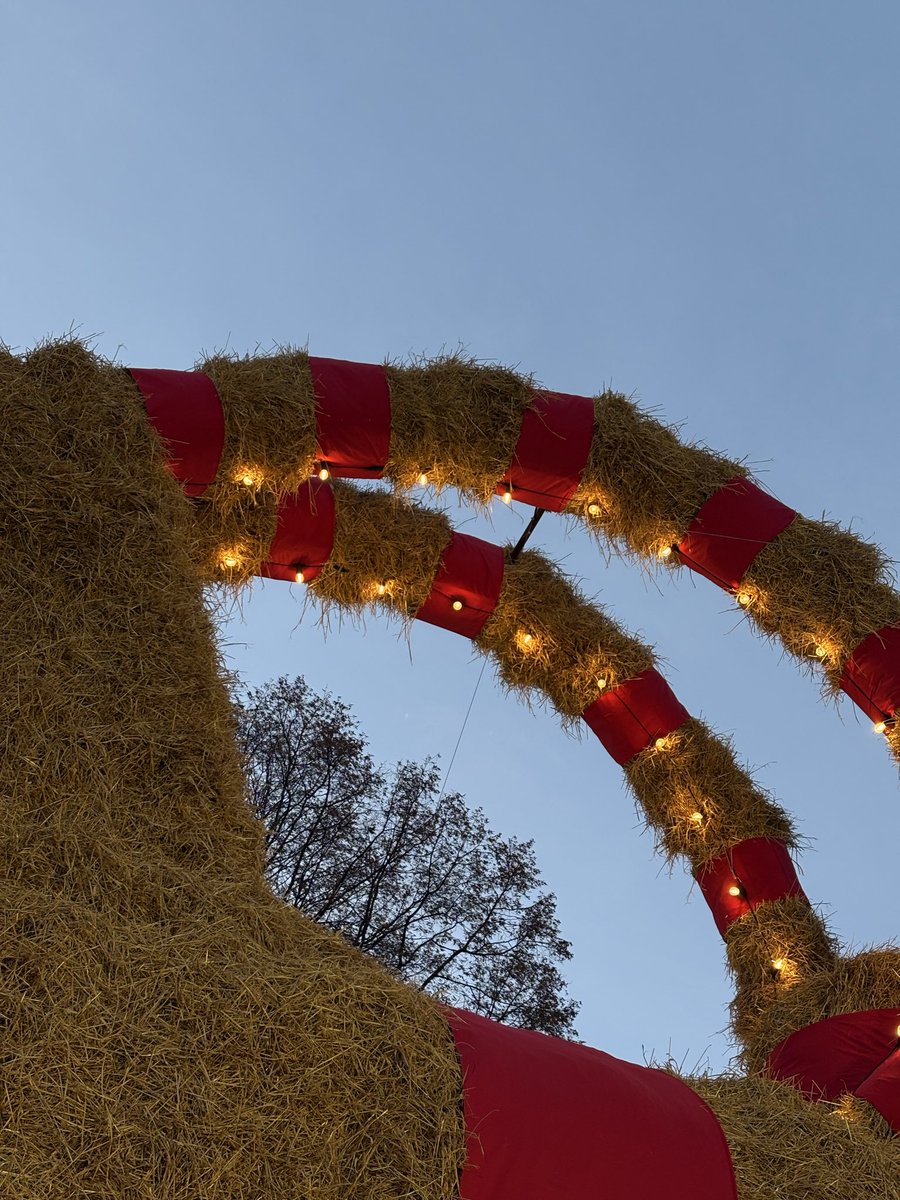 Tack till alla bockbyggare som år efter år ger mig min bästa bock-look 🐐 Nu är mina ståtliga bockhorn upplysta, det röda bandet på plats och jag känner mig redo att glänsa på mitt födelsedagskalas! På söndag kl 16 firar vi mig. Jag längtar att få träffa er alla, ni kommer väl?✨