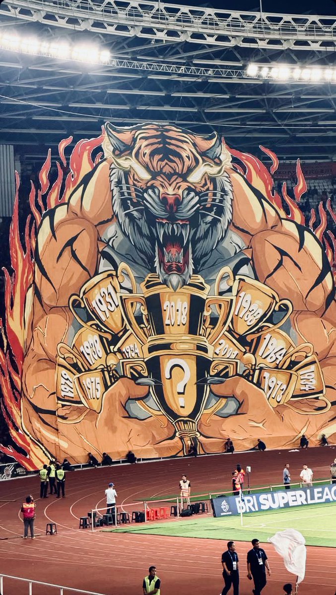 Six consecutive wins and GBK went absolutely insane tonight. Jakmania turned the noise into something unreal, like the whole stadium was alive and raging.

Happy birthday Persija, keep this pace and the title’s ours, no doubt. 🔴🔥