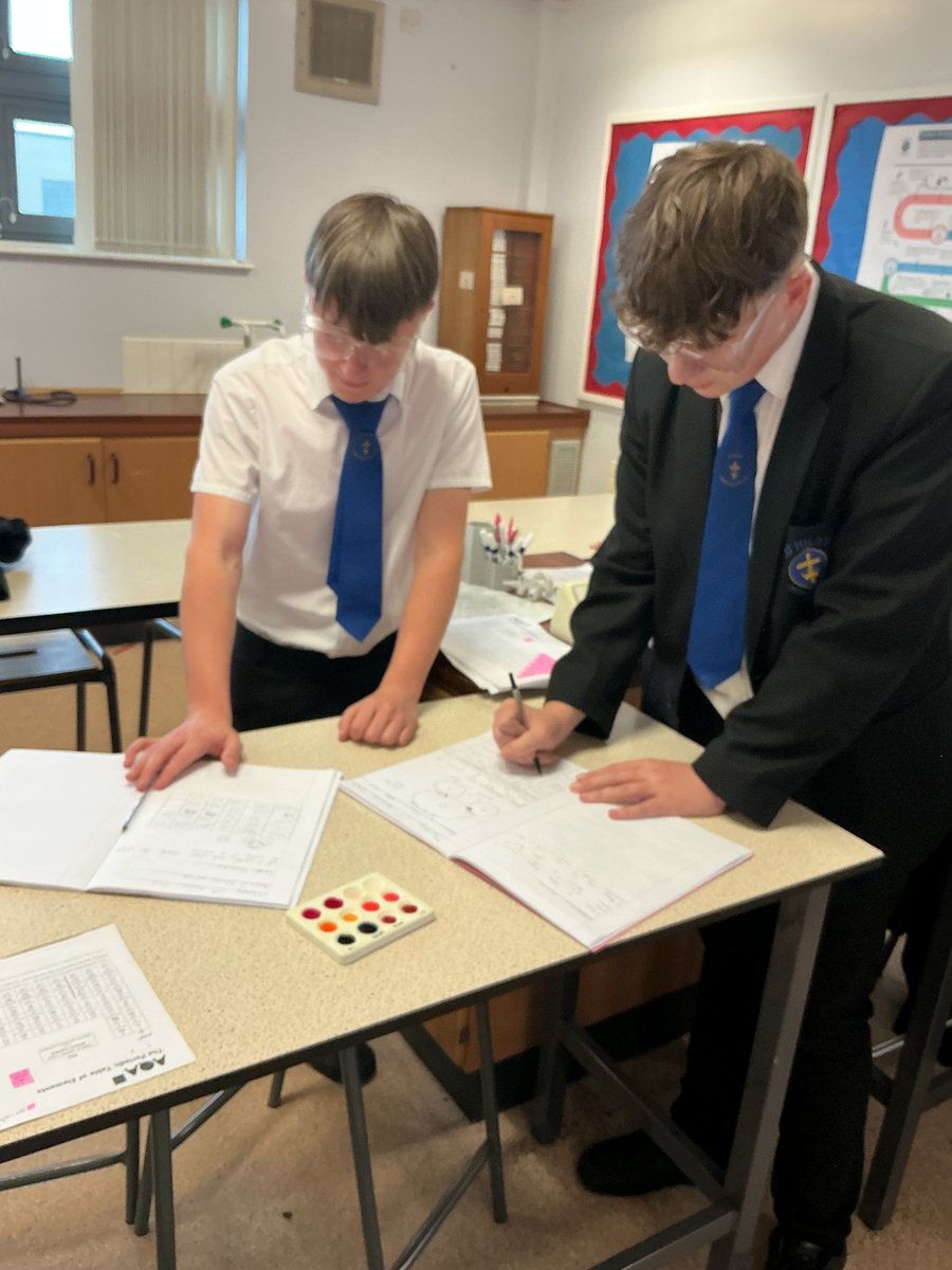 StHildsSchool's tweet image. 🔬 Y10 Science – Indicators in Action! 🌈✨

Our Year 10s had a brilliant lesson today exploring different types of indicators ] 👏💡

From colour changes to testing solutions, they really got stuck into the practical work and brought great energy to the lab.