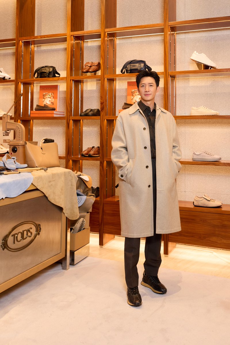 Tods's tweet image. On the occasion of the grand opening of the new Tod’s flagship store at Galaxy Macau, Global Brand Ambassador and renowned actor Xiao Zhan, attended the ribbon-cutting ceremony and joined the unveiling of Tod’s “Winter Holidays” pop-up inside the mall, together with House…