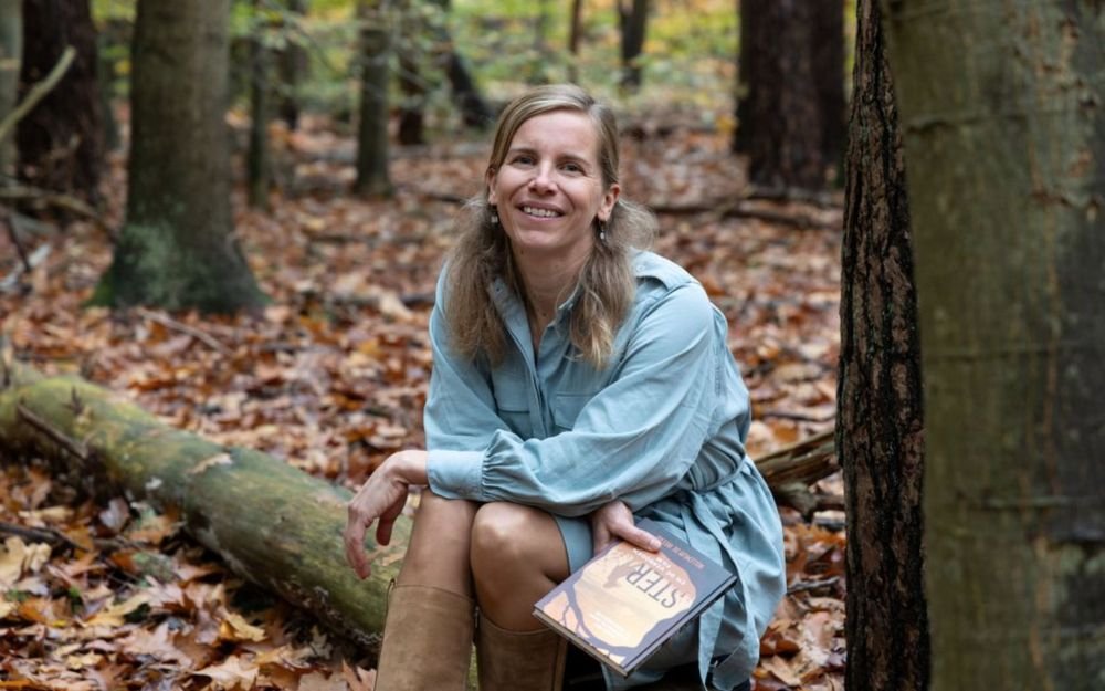 Ze werd ooit opgeleid als leerkracht en stond jarenlang voor de klas. Ondertussen schreef Willemijn de Weerd (47) het ene na het andere boek. Recent verscheen haar honderdste. Wat drijft deze enthousiaste Puttense? - Reformatorisch Dagblad <a href="/refdag/">RD.nl</a> rd.nl/artikel/112966…