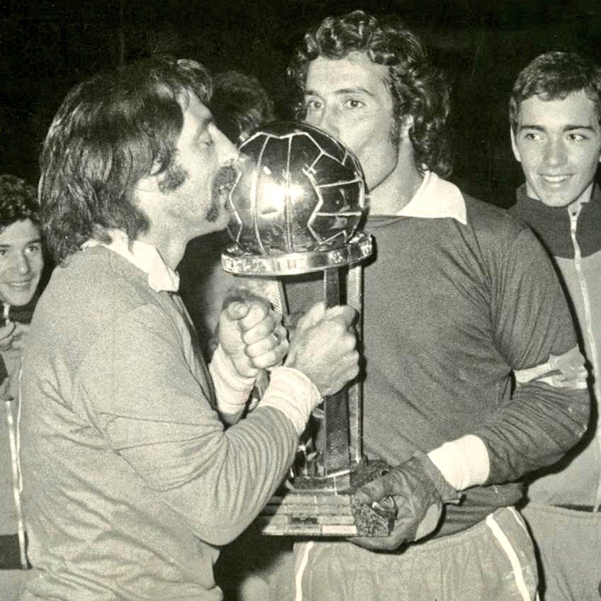 Un día como hoy, en 1973, por fin llegaba la primera.

#Independiente le ganaba a la Juventus en Roma y levantaba la Copa Intercontinental. Campeones del Mundo 🏆

#TodoRojo 🔴
