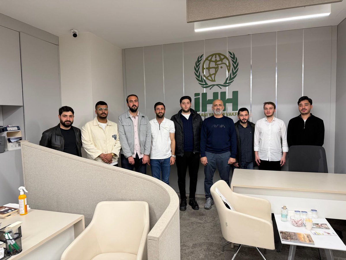 AK Parti Fatih Gençlik Kolları olarak İHH Fatih Temsilciliğini ziyaret ettik.
Yürüttükleri insani yardım çalışmaları hakkında bilgi aldık, ortak çalışma alanlarımızı değerlendirdik ve dayanışmamızı güçlendirdik.