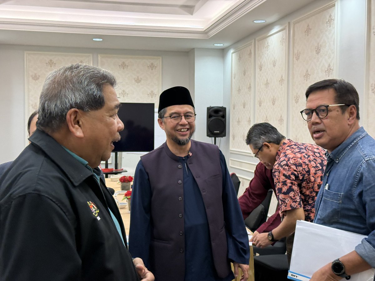 Mempengerusikan  Mesyuarat Lembaga Pemegang Amanah Yayasan Budiman UiTM yang ke 75. YBUiTM masih meneruskan usaha membiaya anak-anak UiTM yang tidak berkemampuan, berbincang juga halatuju YBUiTM untuk terus diperkasa oleh nafas baharu pelapis Alumni UiTM. 

#vcuitm7 #uitm2030