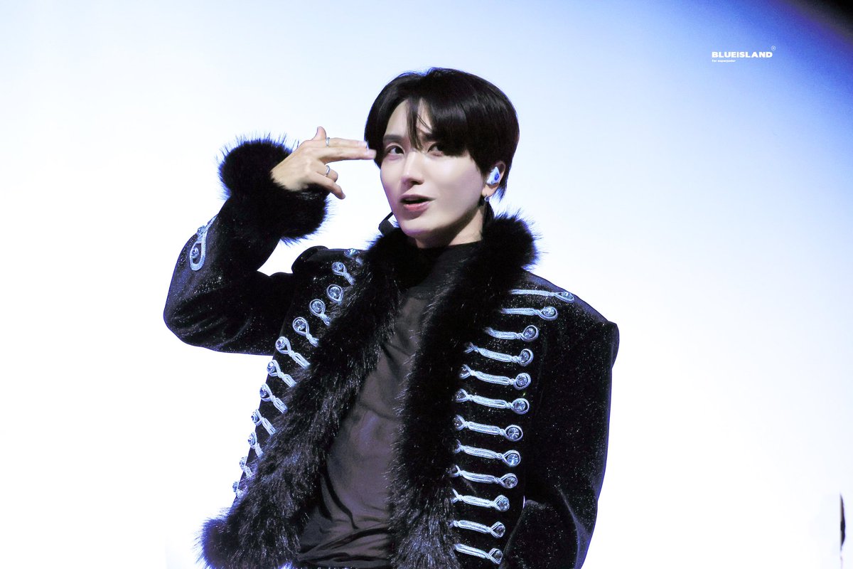 Island9Blue's tweet photo. 251128 
MAMA AWARDS IN HONGKONG

#이특   
#박정수
#슈퍼주니어 
#LEETEUK 
#SUPERJUNIOR https://t.co/UM6RxLuuyX