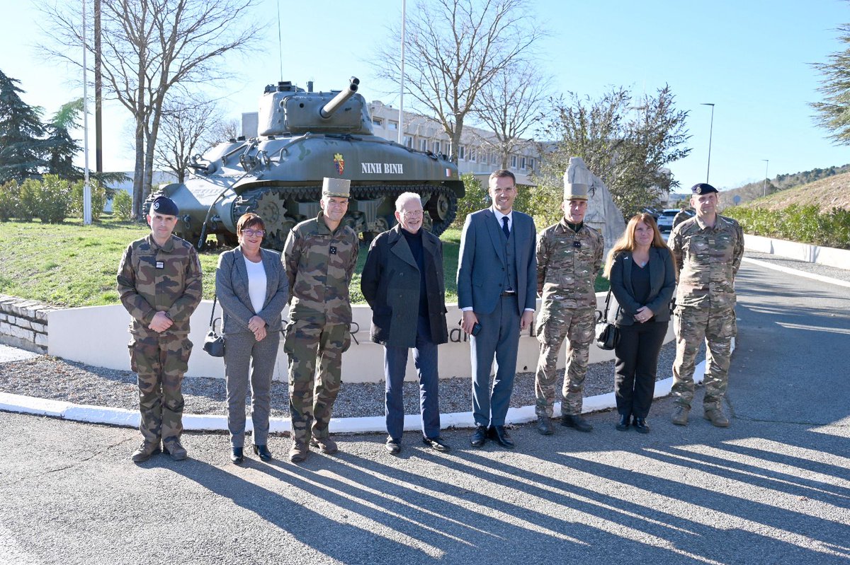 Prefet83's tweet image. 🇫🇷 Le camp de Canjuers, qui permet la préparation opérationnelle de nos militaires, notamment avant leur projection, est stratégique pour nos #armées et notre Nation.
Le colonel, chef de corps du 1er régiment de chasseurs d’Afrique, a reçu le préfet du #Var, et le président du