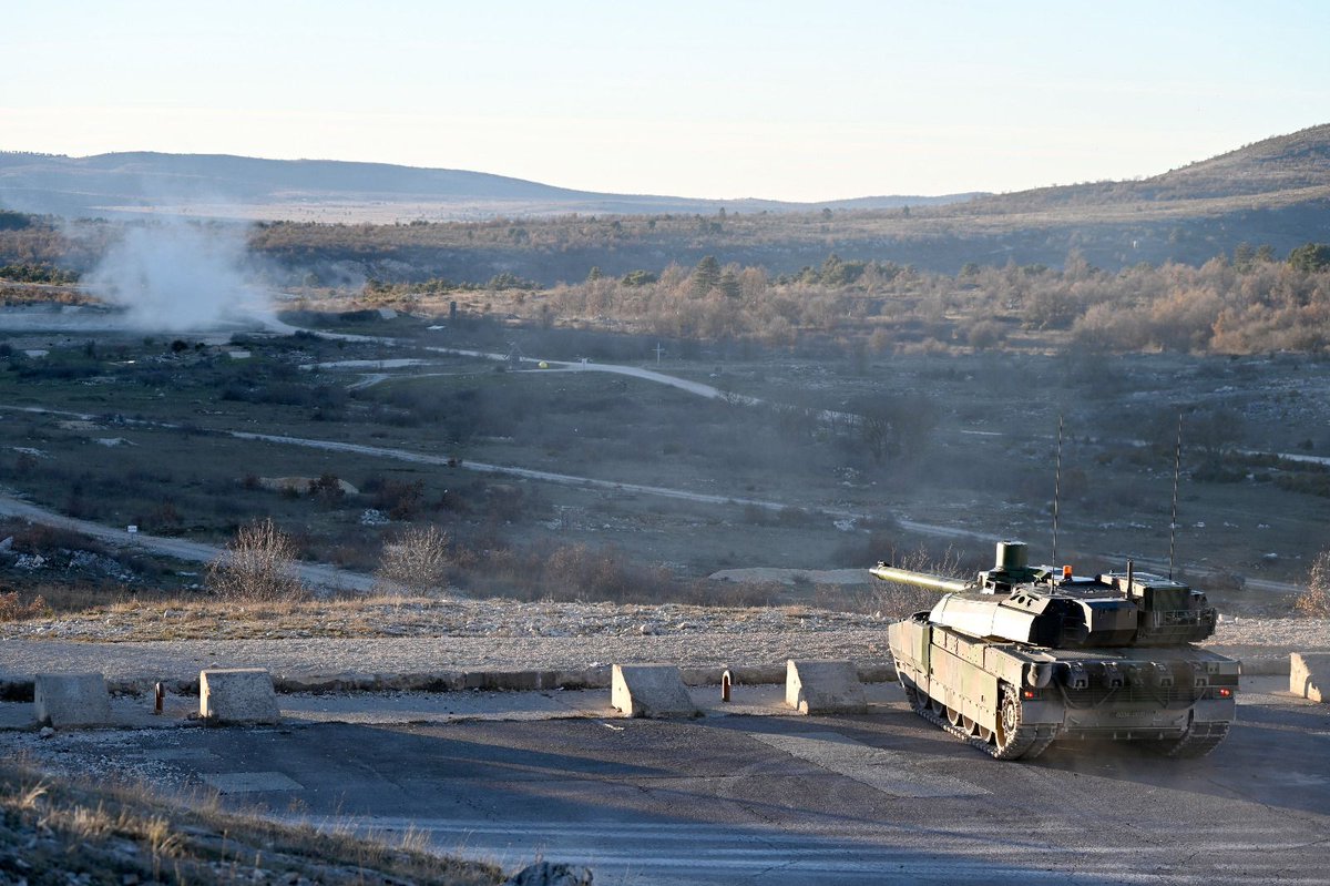 Prefet83's tweet image. 🇫🇷 Le camp de Canjuers, qui permet la préparation opérationnelle de nos militaires, notamment avant leur projection, est stratégique pour nos #armées et notre Nation.
Le colonel, chef de corps du 1er régiment de chasseurs d’Afrique, a reçu le préfet du #Var, et le président du