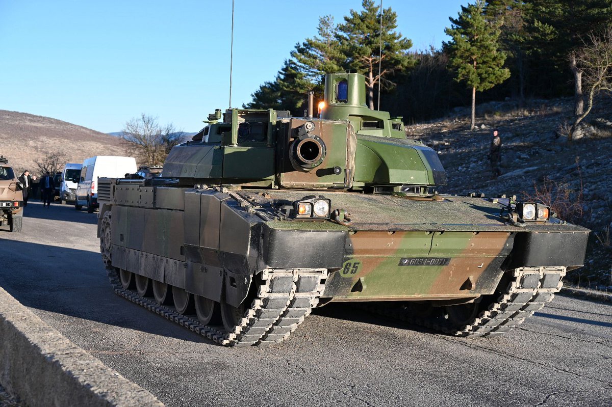 Prefet83's tweet image. 🇫🇷 Le camp de Canjuers, qui permet la préparation opérationnelle de nos militaires, notamment avant leur projection, est stratégique pour nos #armées et notre Nation.
Le colonel, chef de corps du 1er régiment de chasseurs d’Afrique, a reçu le préfet du #Var, et le président du