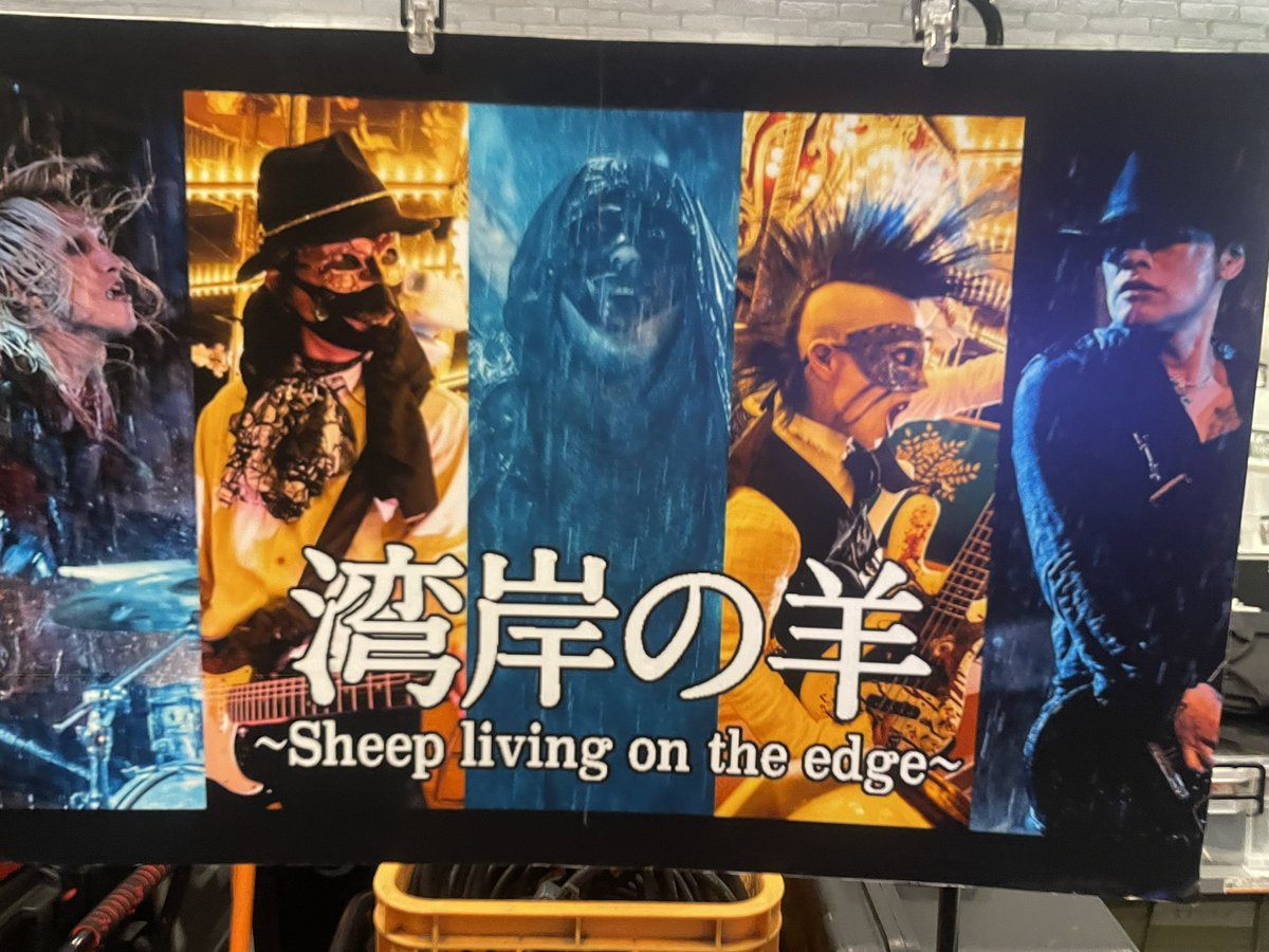 11/28（⾦） 
湾岸の羊 — 『RISING SUN TOUR 2025 再武装』ツアーファイナル

AURAとはまたガラリと変わった、ヴィジュアルと雰囲気のREDZ。

この日、会場に響いたのは単なるロックの轟音ではなかった。

まず圧巻だったのは、客席をモーゼの海割りのごとく二分していく大胆な煽り。