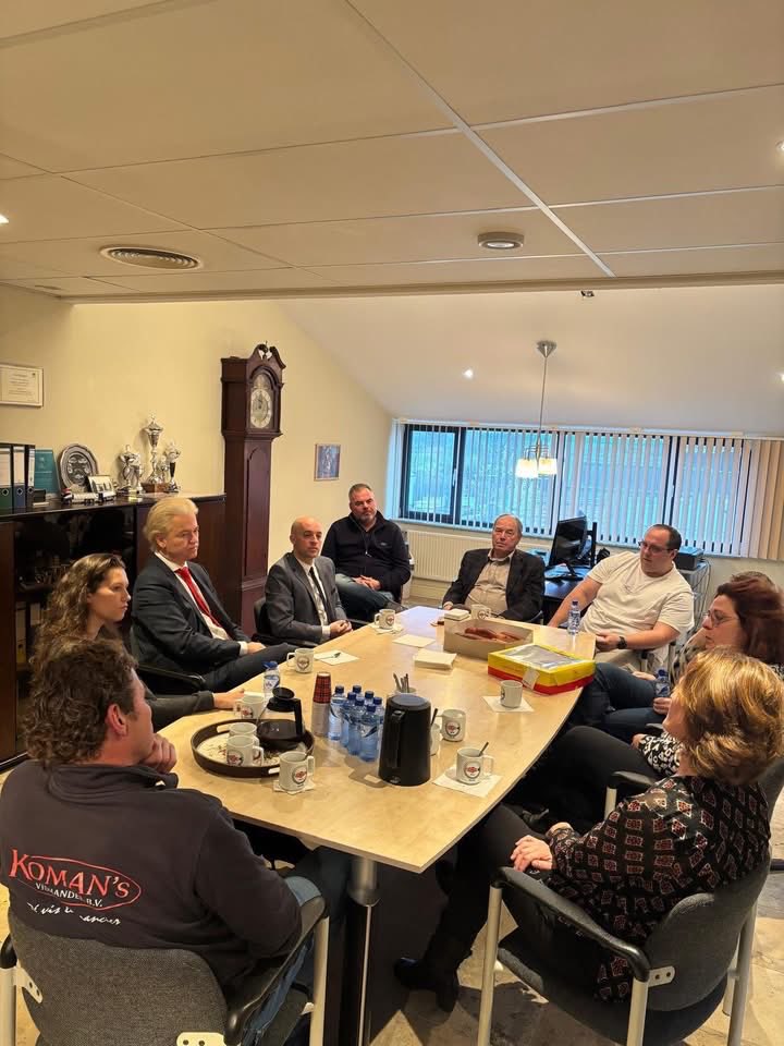 Willeke86Willem's tweet image. Op bezoek in #Moerdijk. 

De #PVV zal alles doen om ervoor te zorgen dat Moerdijk blijft bestaan! Het is een schande dat de inwoners door de gemeenteraad in de steek zijn gelaten. 

Een dorp van 1100 mensen met één pennenstreek van de kaart vegen is totaal onaanvaardbaar.