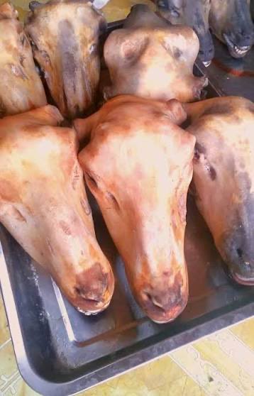 “Хүчилтөрөгчөөр хуйхалсан толгой, шийр, үхрийн тагалцаг худалдаалж байна”

Манай хүргэн ах Даваарэгзэн маань хонины толгой, шийр болон үхрийн тагалцгийг хүчилтөрөгчийн цэвэр галаар хуйхалж боловсруулдаг. Энэ технологи нь бензин хэрэглэхгүй, агаараар гаргасан дөлөөр хуйхалдаг тул