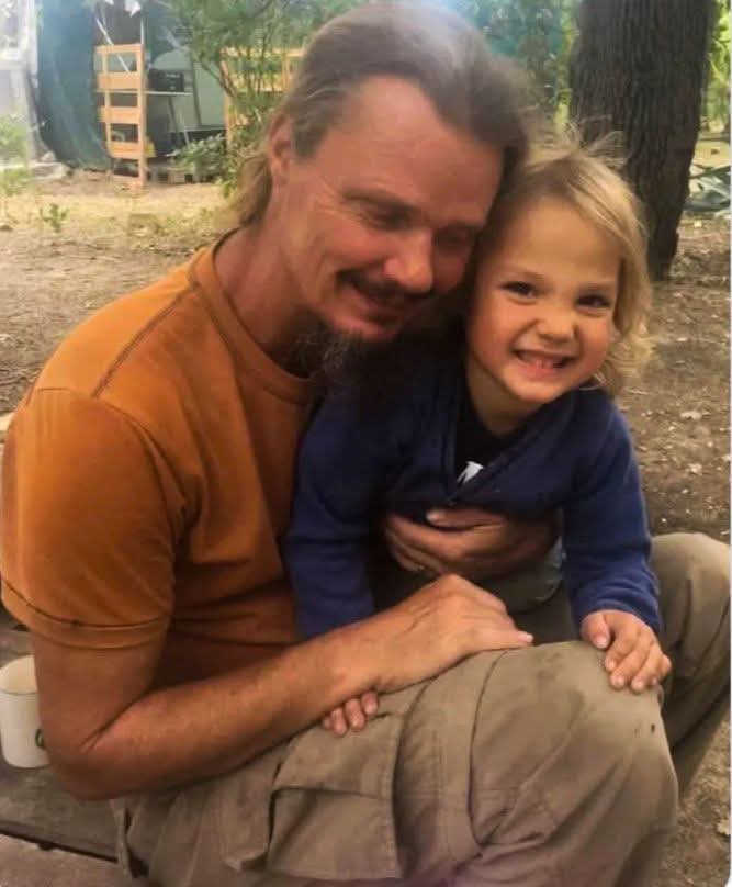 «Non sono matto, parlo cinque lingue e ho vissuto in sei Paesi. Ho studiato e compreso qual è il modo migliore per essere felici. Ho deciso, insieme a mia moglie, di vivere dentro la natura. [Ho conosciuto Catherine] a Bali, in Indonesia. Cercavamo una nuova vita. Lei è di