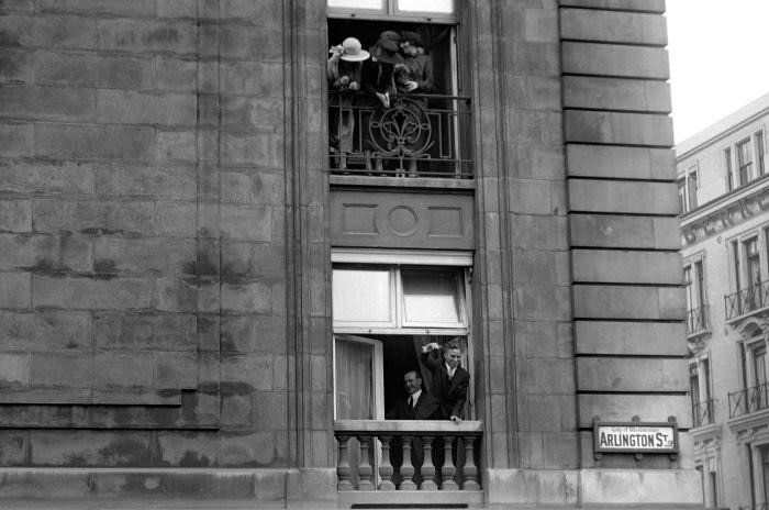 Knowledgepoint's tweet image. Charlie Chaplin&apos;s stay at The Ritz Hotel in 1921 is famous because a massive crowd greeted him, requiring 40 police officers to escort him inside. He stayed in the first-floor Regal Suite and was photographed throwing carnations to fans from a balcony.