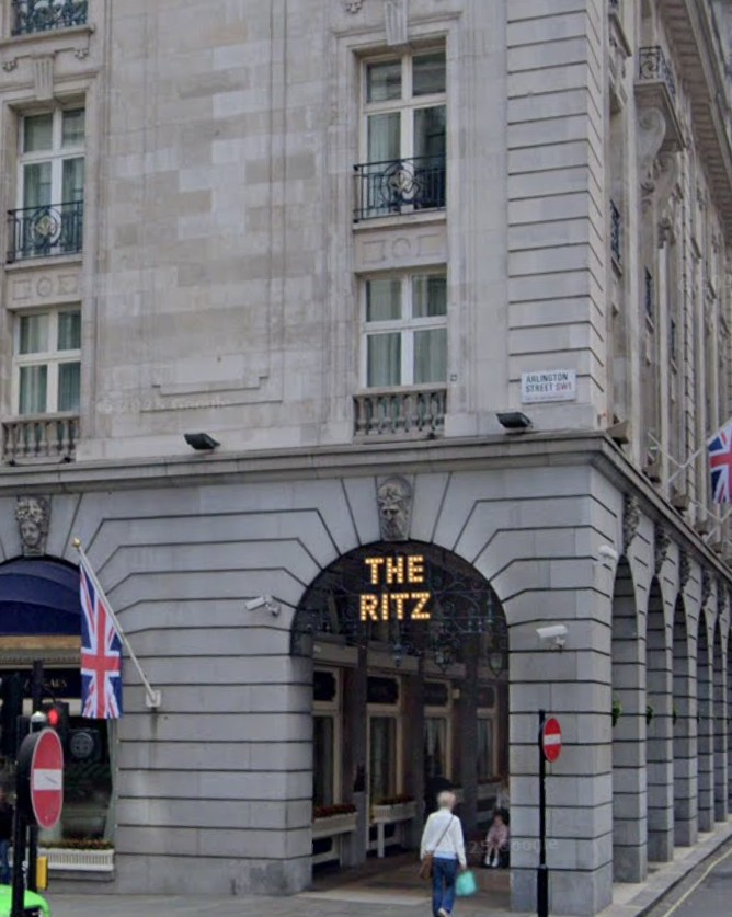 Knowledgepoint's tweet image. Charlie Chaplin&apos;s stay at The Ritz Hotel in 1921 is famous because a massive crowd greeted him, requiring 40 police officers to escort him inside. He stayed in the first-floor Regal Suite and was photographed throwing carnations to fans from a balcony.