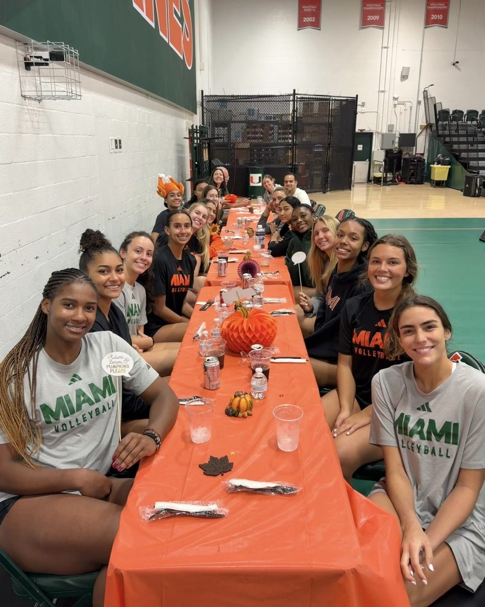 Family 💚 🙌🏾 🧡 <a href="/CanesVB/">Miami Hurricanes Volleyball</a>
#UMiami #theu #GoCanes #miamihurricanesvolleyball #miami #miamihurricanes