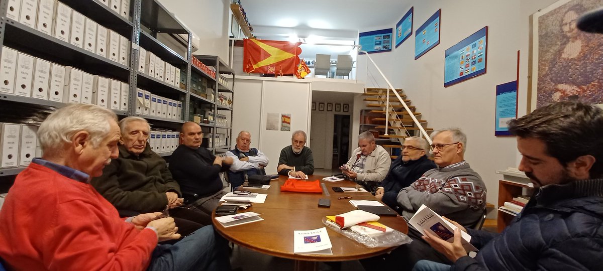 Ayer tuvo lugar la penúltima reunión de vexilólogos del año, organizada como las anteriores por <a href="/SEVexilologia/">SEVexilologia</a> con la colaboración de <a href="/fundesvex/">fundesvex</a>