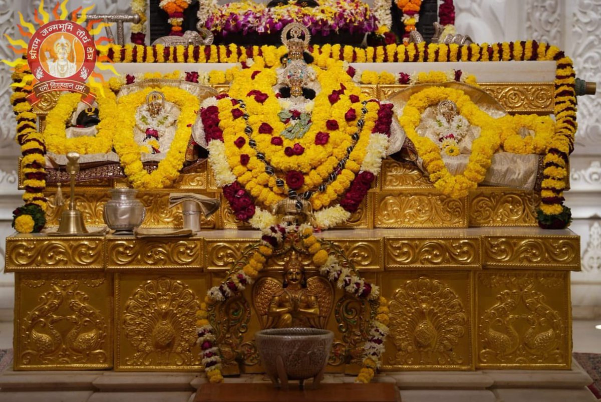 एक अनीह अरूप अनामा।
अज सच्चिदानंद पर धामा॥
ब्यापक बिस्वरूप भगवाना। 
तेहिं धरि देह चरित कृत नाना॥

जो परमेश्वर एक है, जिनकी कोई इच्छा नहीं है, जिनका कोई रूप और नाम नहीं है, जो अजन्मा, सच्चिदानन्द और परमधाम है और जो सबमें व्यापक एवं विश्व रूप हैं, उन्हीं भगवान ने दिव्य शरीर धारण