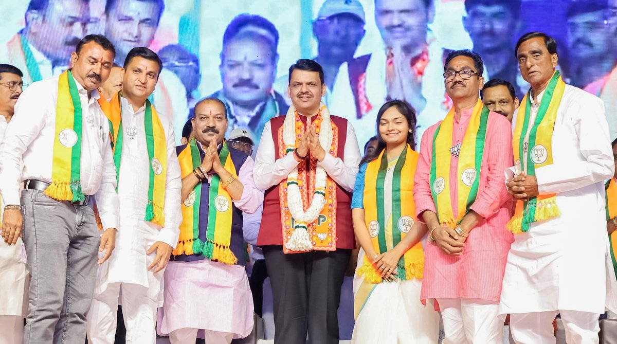 Devendra_Office's tweet image. 🔸CM Devendra Fadnavis at the &apos;Jahir Sabha&apos; in support of BJP candidates for NagarAdhyaksha of Nagar Panchayat and Municipal Councils &amp;amp; all NagarSevak candidates in Yavatmal district.  

🪷 Adv. Priyadarshani Uike - NagarAdhyaksha Candidate - Yavatmal Municipal Council
🪷 Atish…