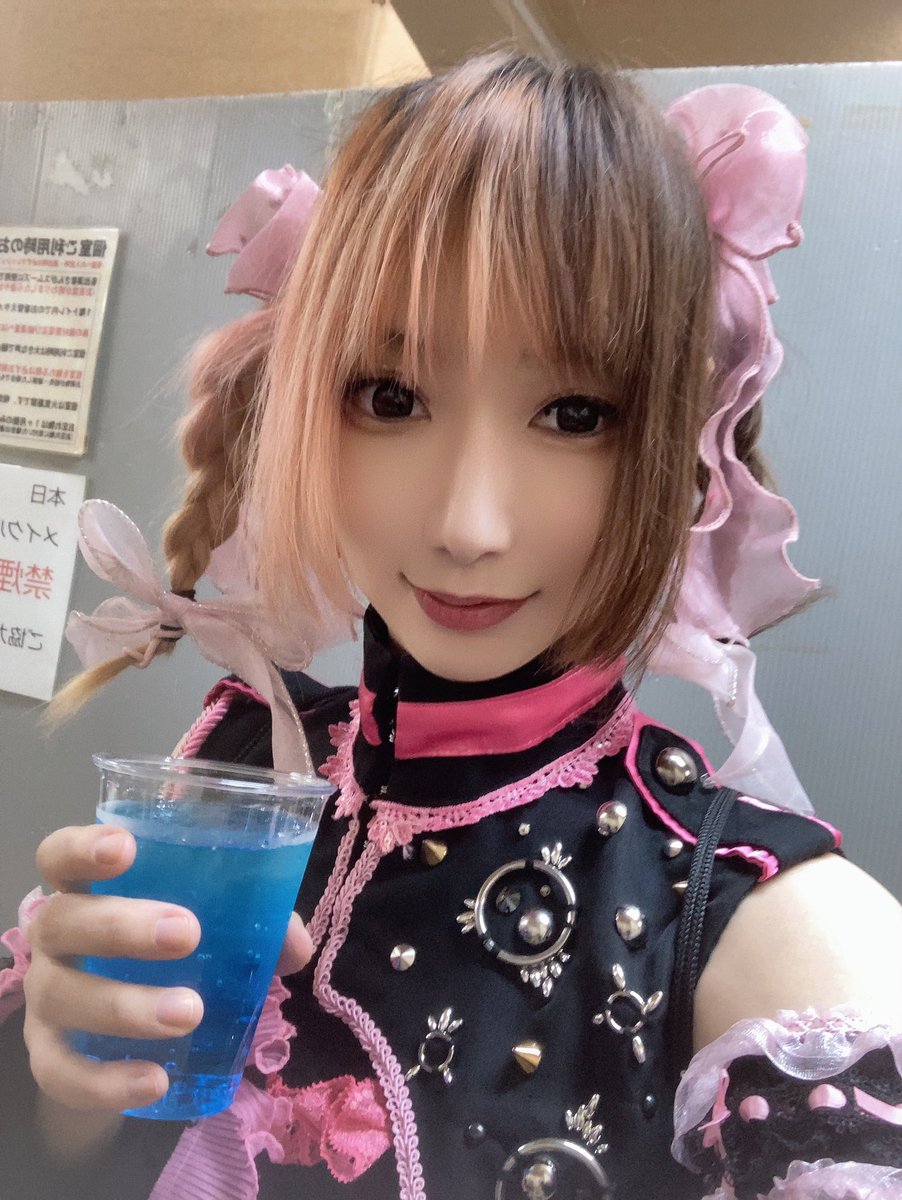 吉祥寺クレッシェンドとジリオンモードのスーパーブラックフライデーありピポだよ👾✨無料でライブ見てもらえる機会があるのは演者としても嬉しいピポだよ🥳🎸
はじめてbluemax飲みました💙満月團も沢山飲んでくれたみたいピポ🍹✨
ジュースみたいなお酒で美味しいピポ👾💖
🍑えれん🍑