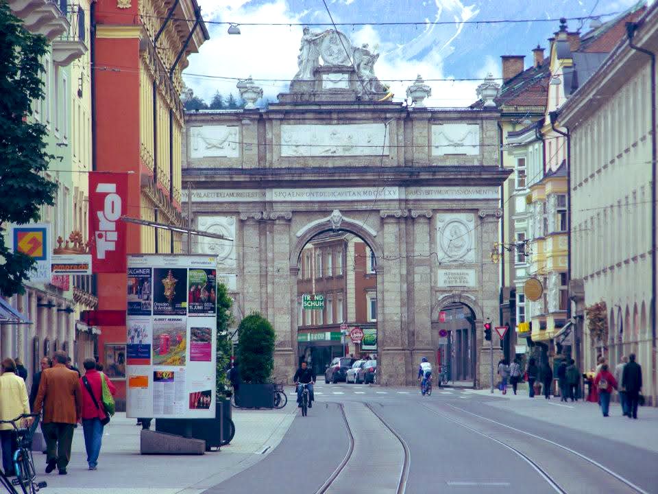 FloralRainbowAW's tweet image. For #WeekVForVowels #AlphabetChallenge 
I = Innsbruck ❄️