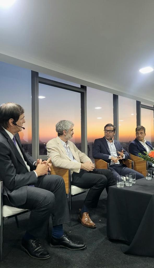 Perspectivas Economicas 2026 ayer en Cucchiara junto a <a href="/Ignacio_Labaqui/">Ignacio Labaqui</a> y <a href="/GuillermoLabord/">Guillermo Laborda</a> 

Gracias <a href="/juanobattaglia/">Juan Battaglia</a> 

🇦🇷
