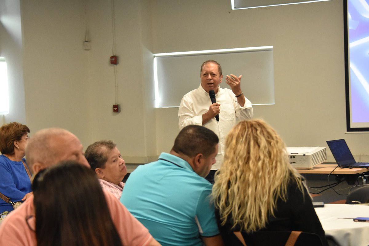 SenadorTrujillo's tweet image. Compartiendo un momento muy especial con la querida Familia Zapata Zabala.
​Estos encuentros nos recuerdan que la fuerza de la comunidad radica en la unión. ¡Gracias por su hospitalidad y su compromiso!

@DanielRestrepoC 
@JaimeACanoM