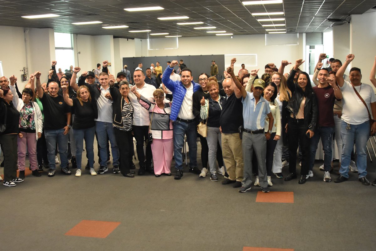 SenadorTrujillo's tweet image. Compartiendo un momento muy especial con la querida Familia Zapata Zabala.
​Estos encuentros nos recuerdan que la fuerza de la comunidad radica en la unión. ¡Gracias por su hospitalidad y su compromiso!

@DanielRestrepoC 
@JaimeACanoM