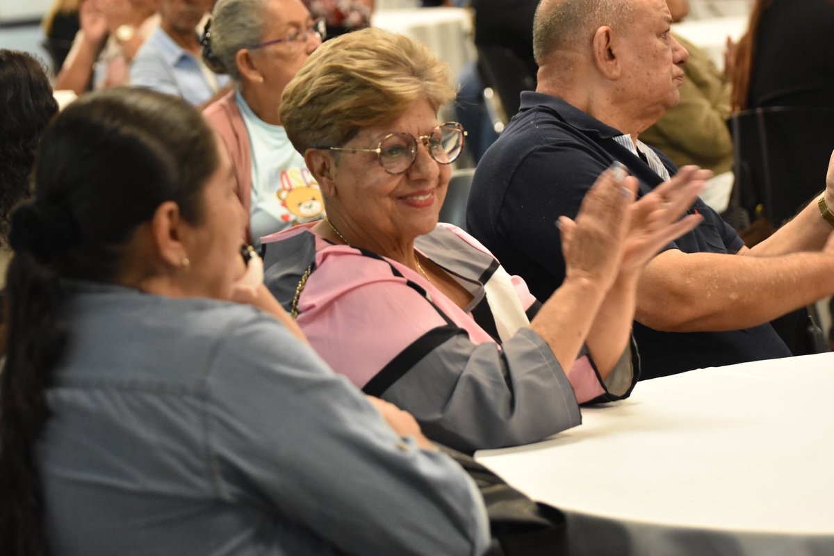 SenadorTrujillo's tweet image. Compartiendo un momento muy especial con la querida Familia Zapata Zabala.
​Estos encuentros nos recuerdan que la fuerza de la comunidad radica en la unión. ¡Gracias por su hospitalidad y su compromiso!

@DanielRestrepoC 
@JaimeACanoM