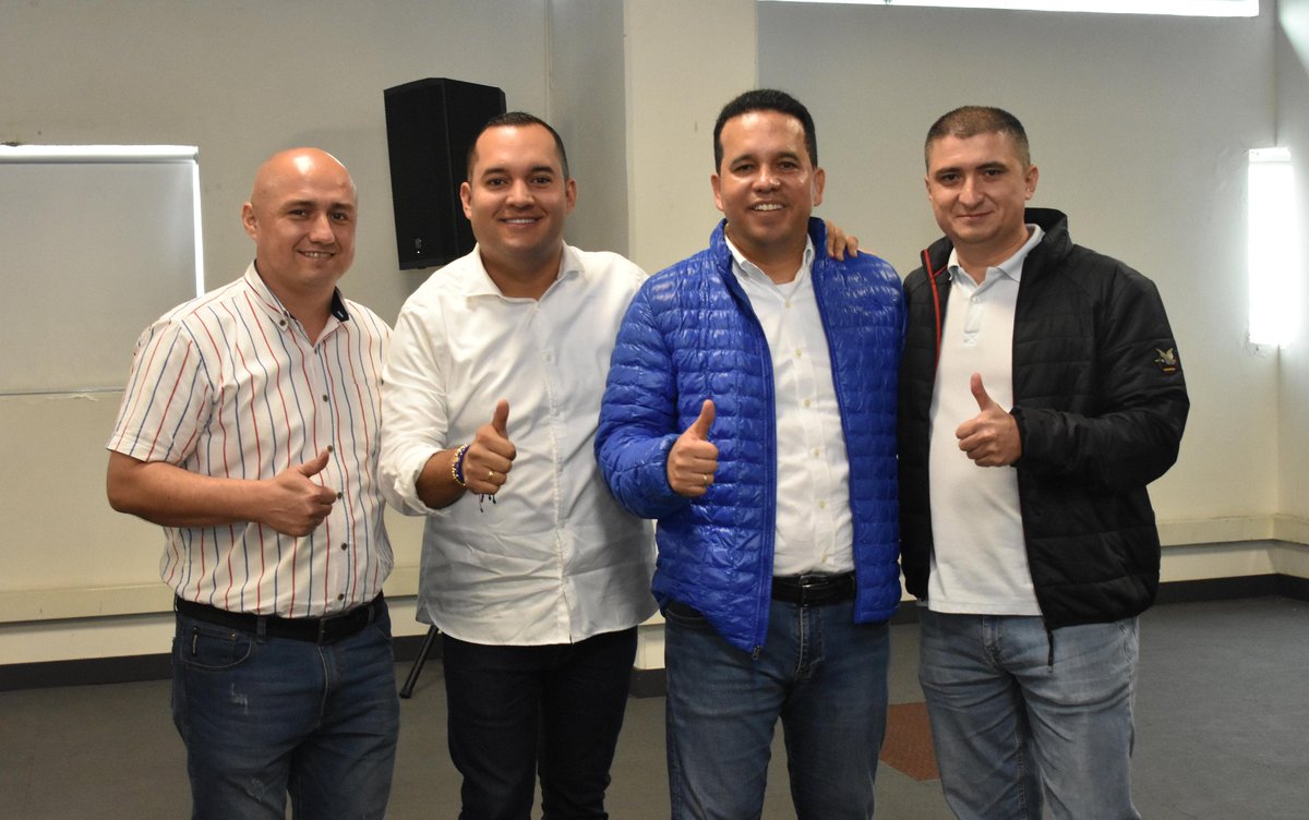 SenadorTrujillo's tweet image. Compartiendo un momento muy especial con la querida Familia Zapata Zabala.
​Estos encuentros nos recuerdan que la fuerza de la comunidad radica en la unión. ¡Gracias por su hospitalidad y su compromiso!

@DanielRestrepoC 
@JaimeACanoM